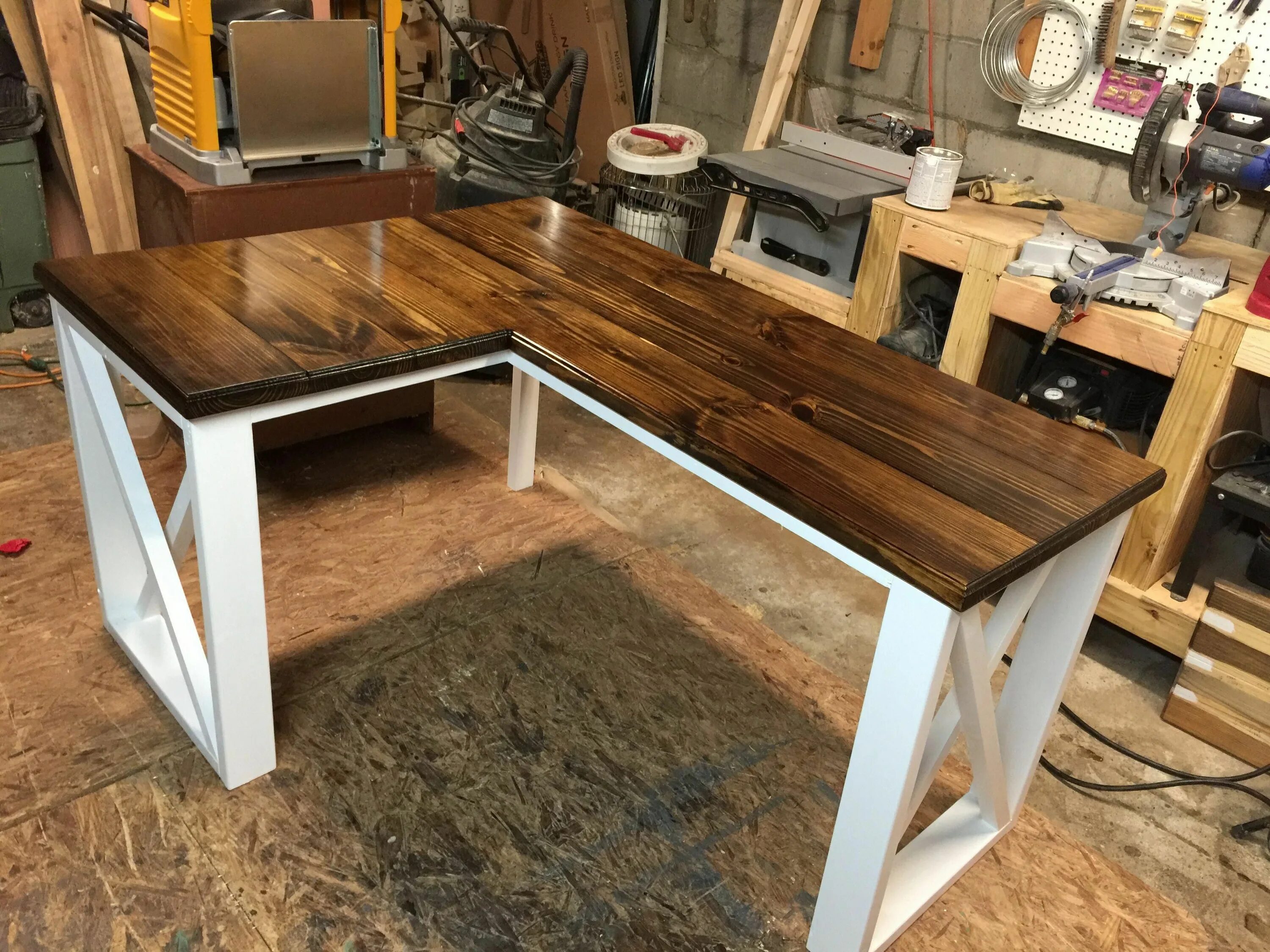 Самодельная столешница. Стол Corner Desk Loft. Деревянный стол из досок. Стол из фанеры. Письменный стол из досок.