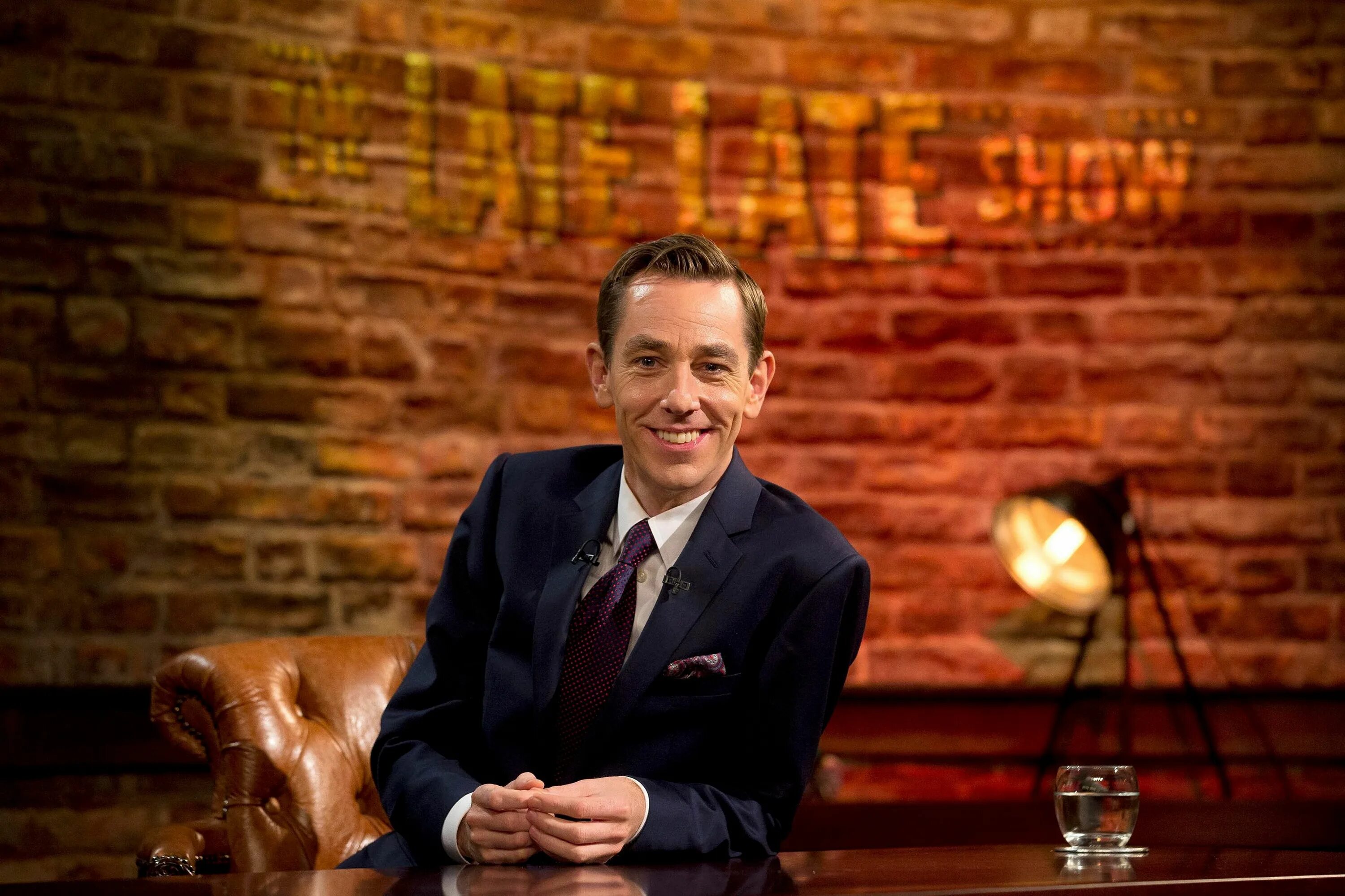 Какие шоу на ютубе. Late late show ireland. ведущий late late show. ютуб шоу.