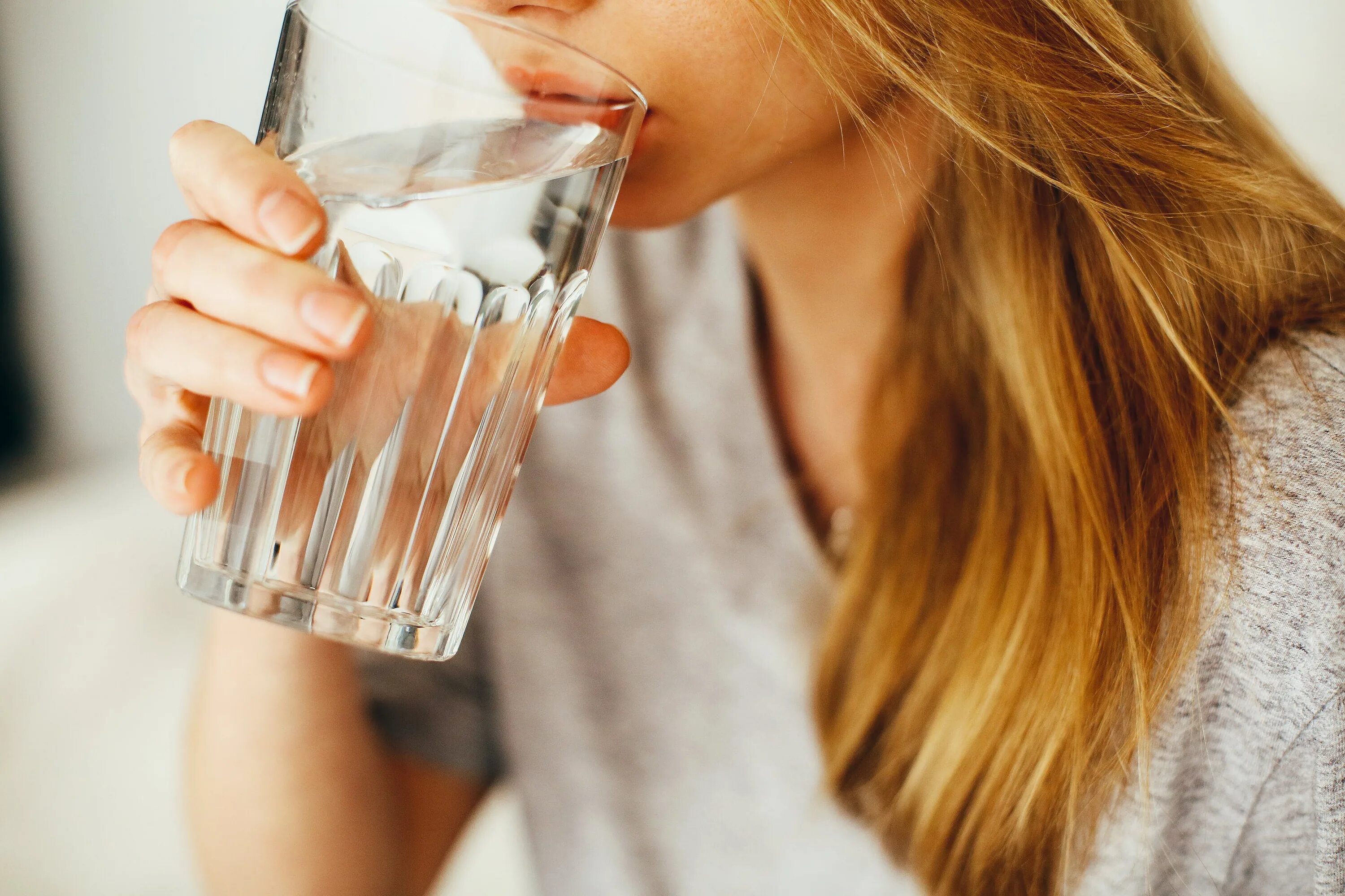 Девушка пьет воду. Стакан воды. Девушка со стаканом воды. Девушка пьет стакан воды. Как правильно пить л