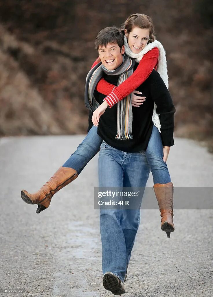 Несут на руках девочку. Парень держит в руках. Мальчик носит девочку на руках. Мальчик несёт девочку на руках на море школьного. Несет девушку на руках.