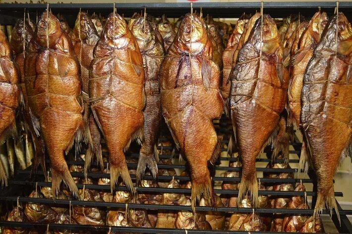 Производство рыбы горячего копчения. Накоптили мясо. Подлещики горячего копчения. Производство рыбы горячего копчения. Копченая рыба.