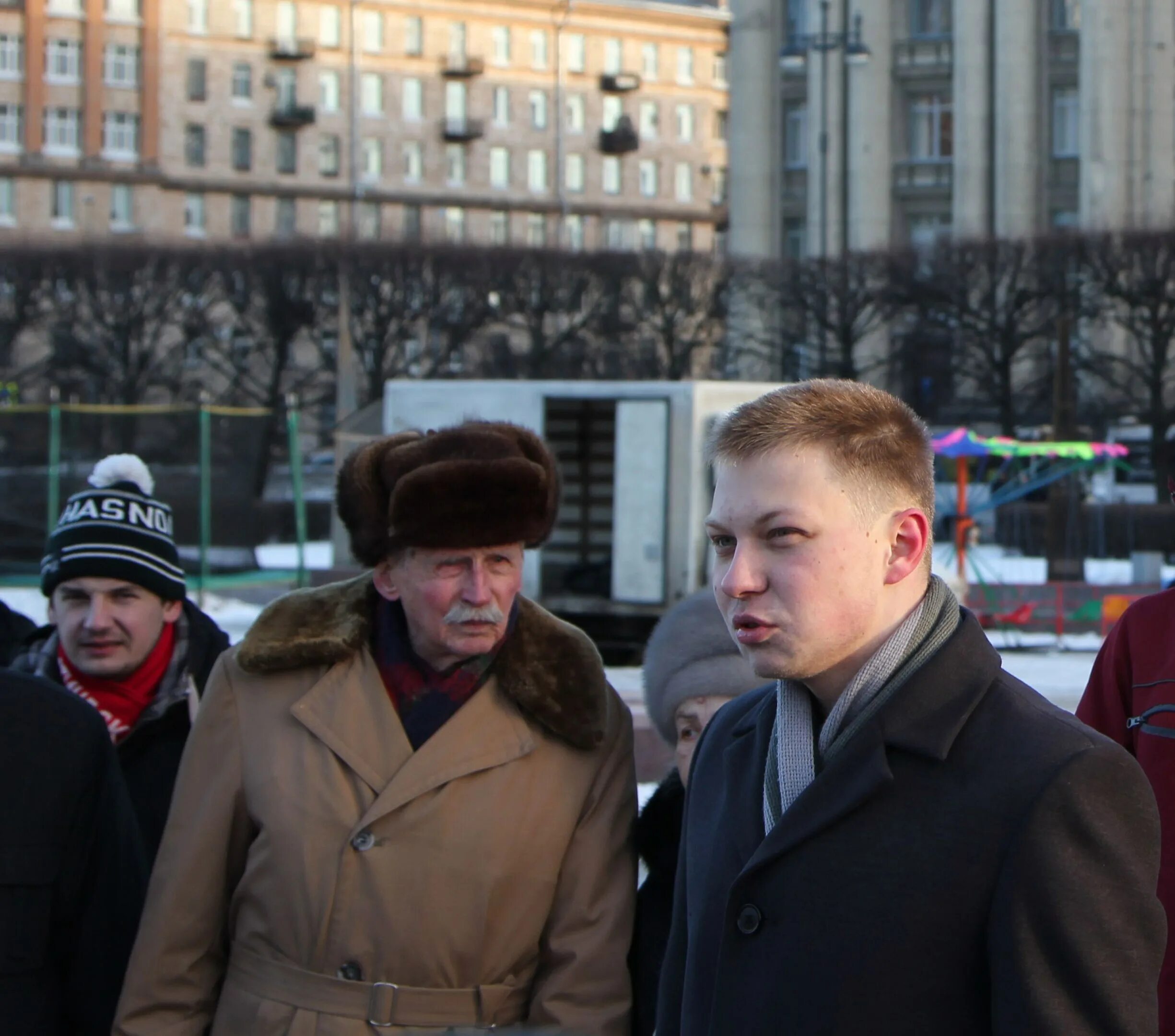 Ленин на митинге железнодорожников. Ленина на митинге у Думы. Фото Ленина на митинге на площади.