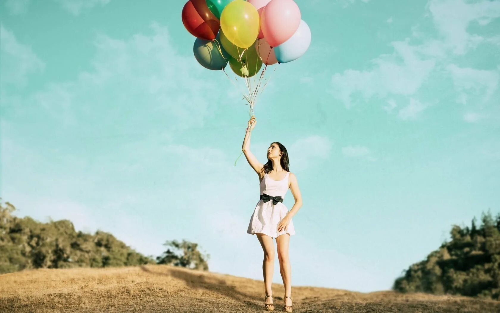 Девушки с шарами видео. Девушка с воздушными шарами. Девочка с воздушным шариком. Фотосессия с воздушными шариками. Фотосессия с воздушными шарами на природе.