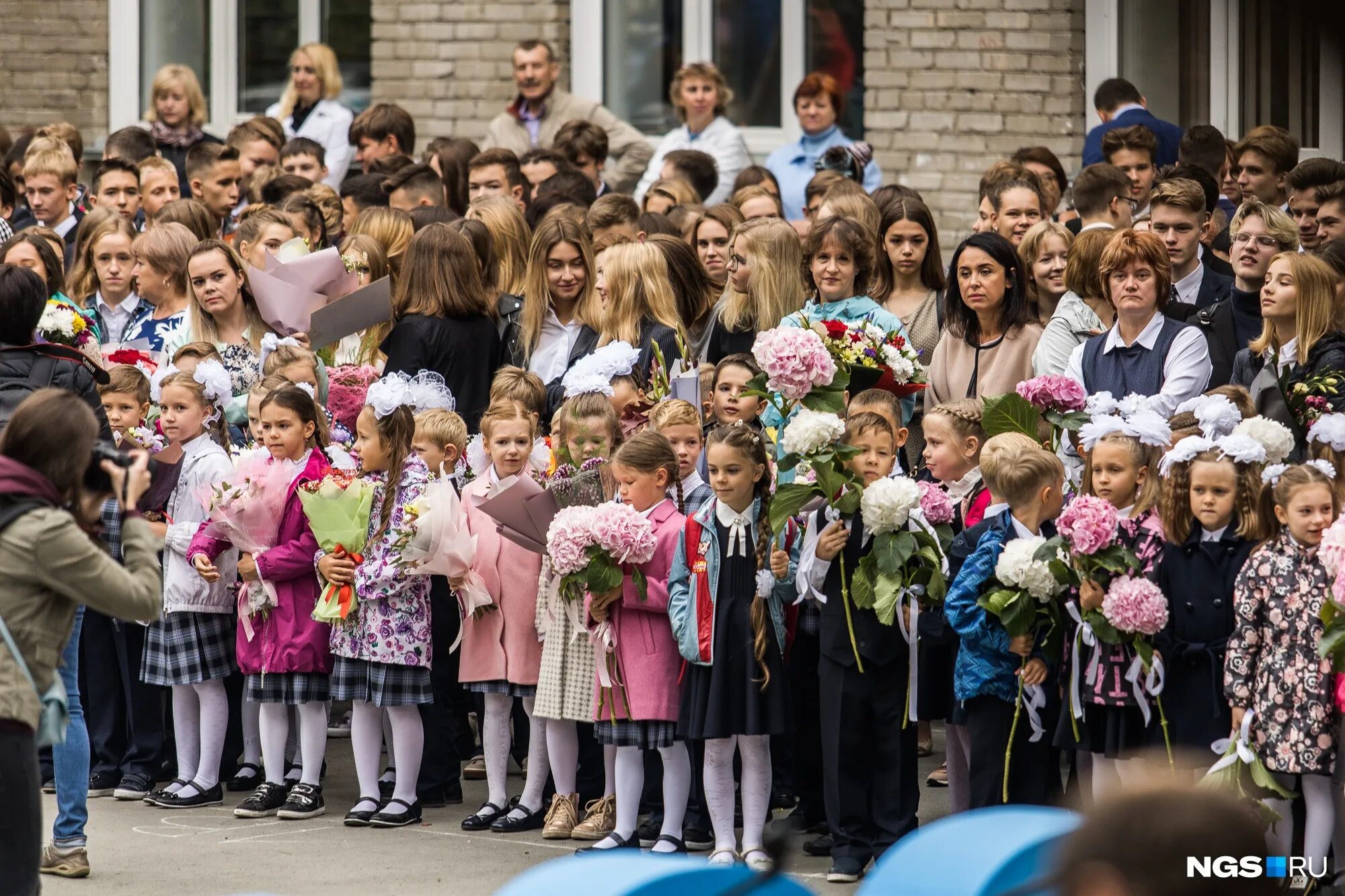 Школа ждет учеников. Школа Новосибирск линейка. 86 Школа Новосибирск 1 сентябрь 2015 года. Учатся ли 1 сентября. Школа 220 Новосибирск НГС.