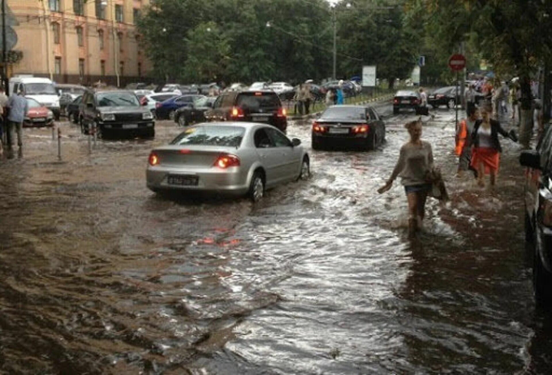 Ливень в Москве. Дождь в Москве. Ливень в Москве сейчас. Дождь в Москве сейчас.