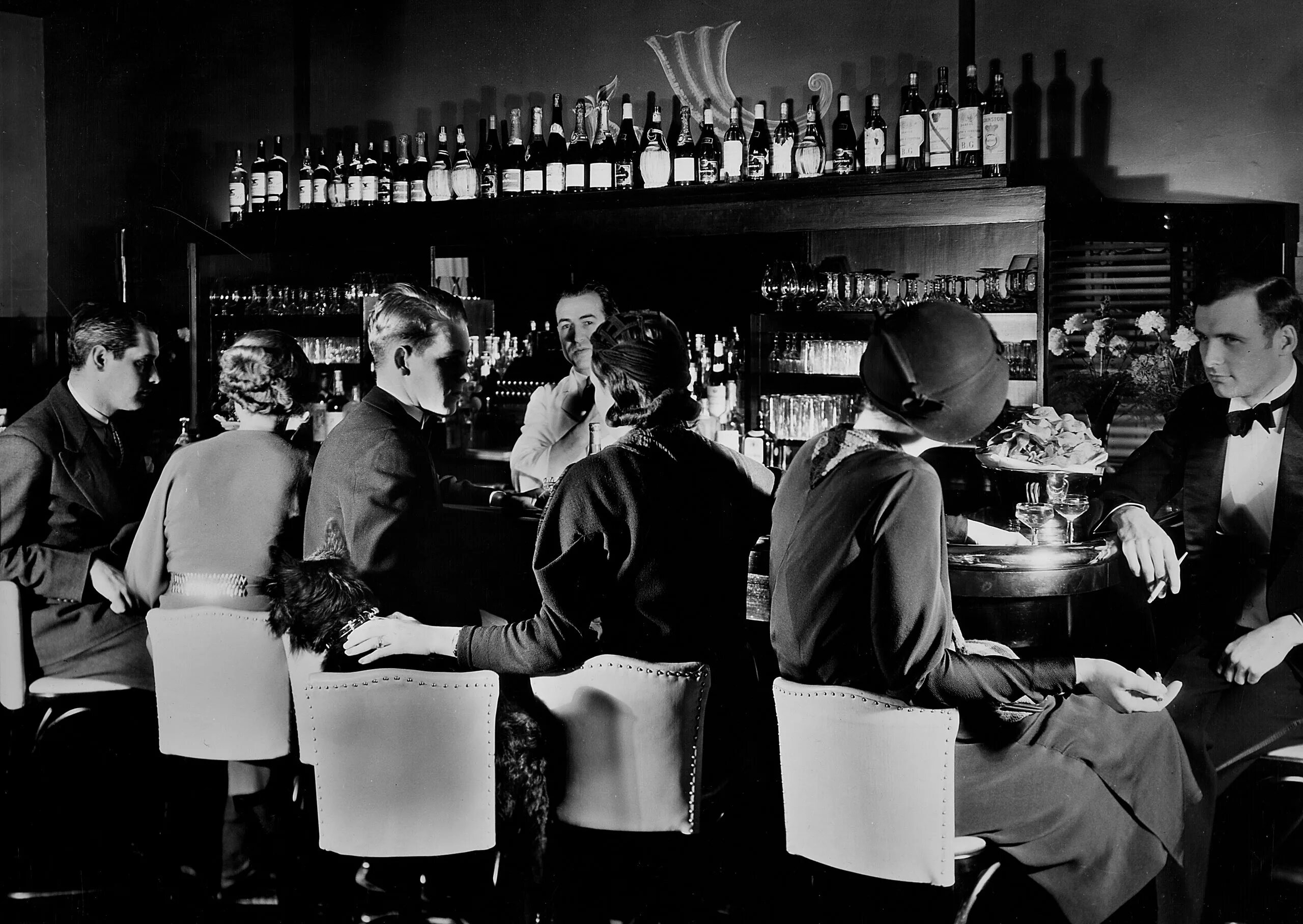 Америка 1920 1930 годов. Бар 30х годов в америке. бар 1930х франция. speakeasy спикизи. спикизи бар америки 30х.