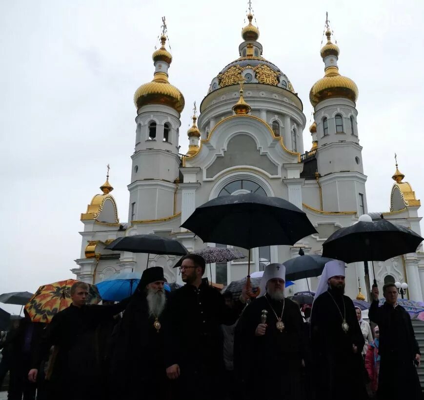 Архиерейской литургией начались регулярные богослужения в новом соборе Донецка