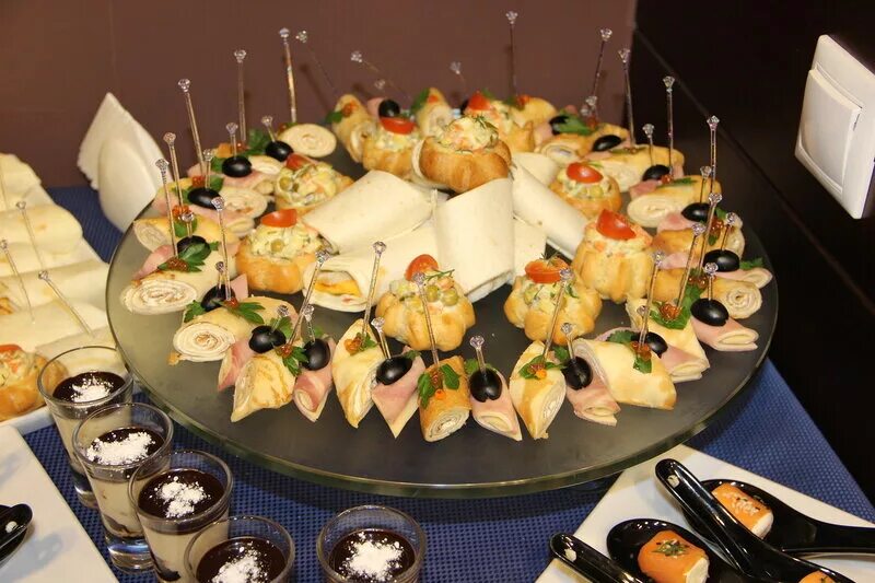 Праздничный стол в офисе. Проставиться на работе за день рождения оригинально. Проставиться на работе за день рождения оригинально. Красивый стол для коллег. Фуршетный стол.