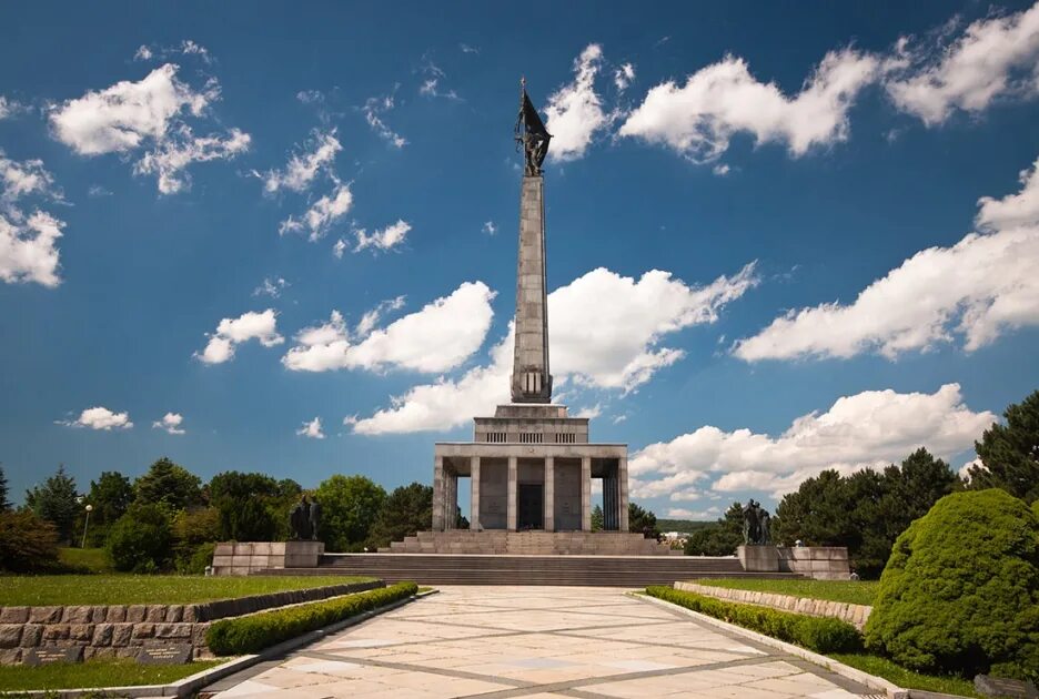Братислава городские памятники. Памятники достопримечательности словакии. Статуя в братиславе, словакия. Памятники словакии. Свидник словакия памятник.
