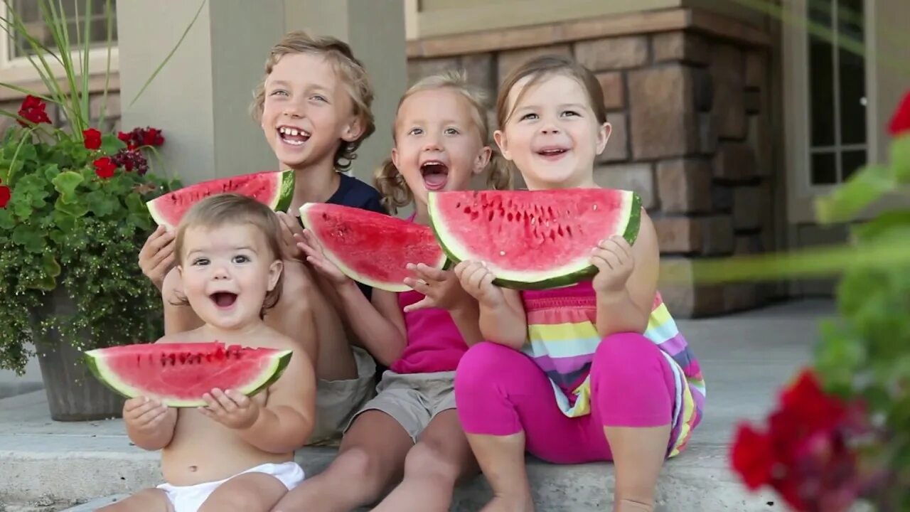 Naturismus Kiddy. Naturismus. Naturismus chorvatské Fotoalbum. Sitting child with Watermelon. What you eat matters