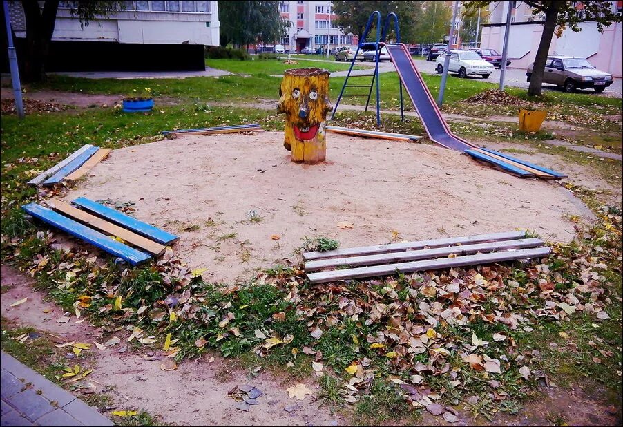 Двор фигура. Старая детская площадка. Плохие детские площадки. Сломанные детские площадки. Разрушенные детские площадки.