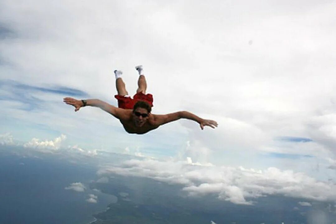 Люди падают с самолета. Банзай скайдайвинг. Трэвис Пастрана прыжок без парашюта. Банзай прыжок с парашютом. Человек летает в воздухе.