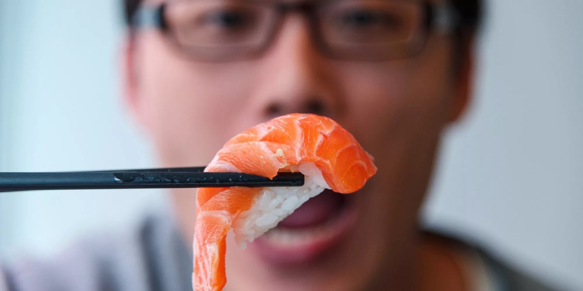 Температура после суши. Суши и роллы. Японцы едят суши. Люди едят суши. Парень ест суши.