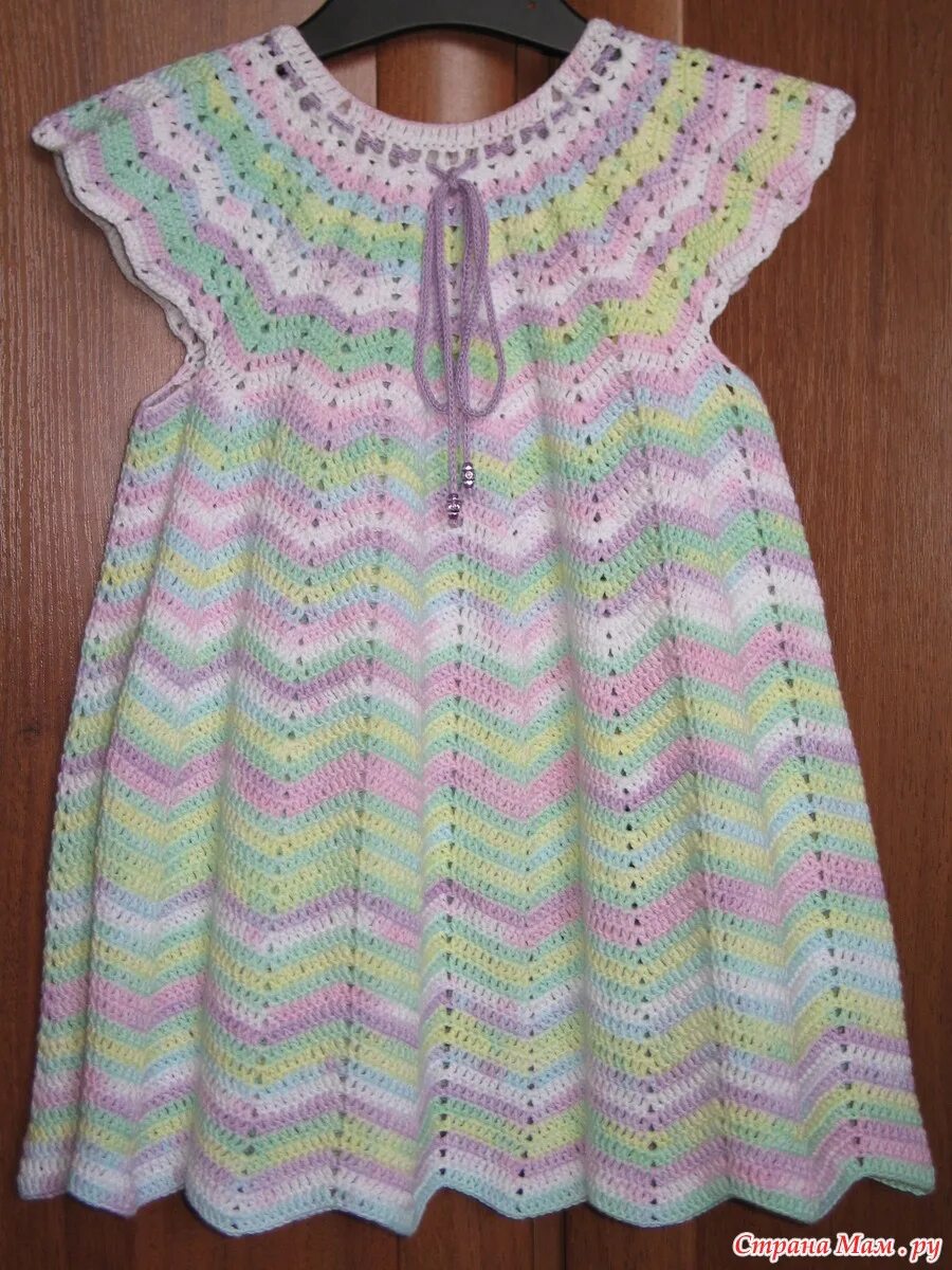 Платье из хлопковой пряжи для девочек. Платье из пряжи yarnart. Платье из пряжи фловерс. Вязаное радужное платье. Платье из разноцветной пряжи.