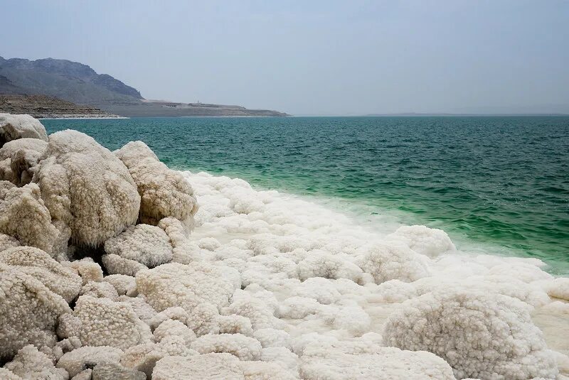 Материалы в морской воде. Мертвое море океан. Берег мертвого моря.