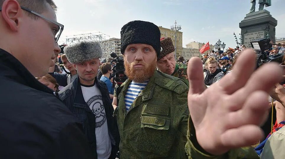 Казаки нагайками разгоняют митинг в Москве. Казаки с нагайками в Москве.