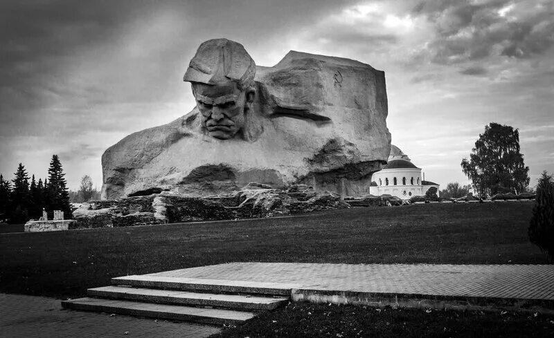 Разбитая крепость над бугом стоит. Мужество брестская крепость. монумент мужество в брестской крепости. брест памятник мужество. брестская крепость памятник.