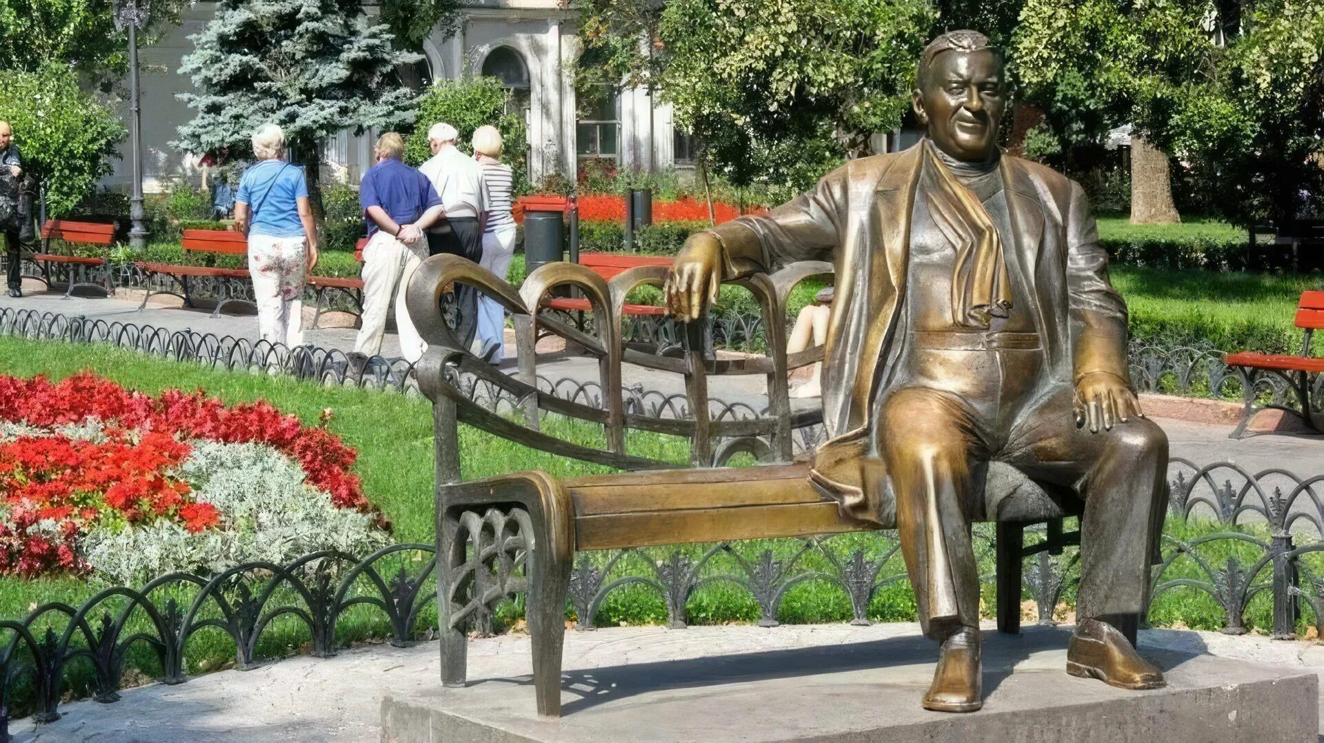 Песня утесова про одессу. Памятник утесову в одессе. Памятник утесову в одессе. Памятник леониду утесову. Леонид утесов памятник в одессе.