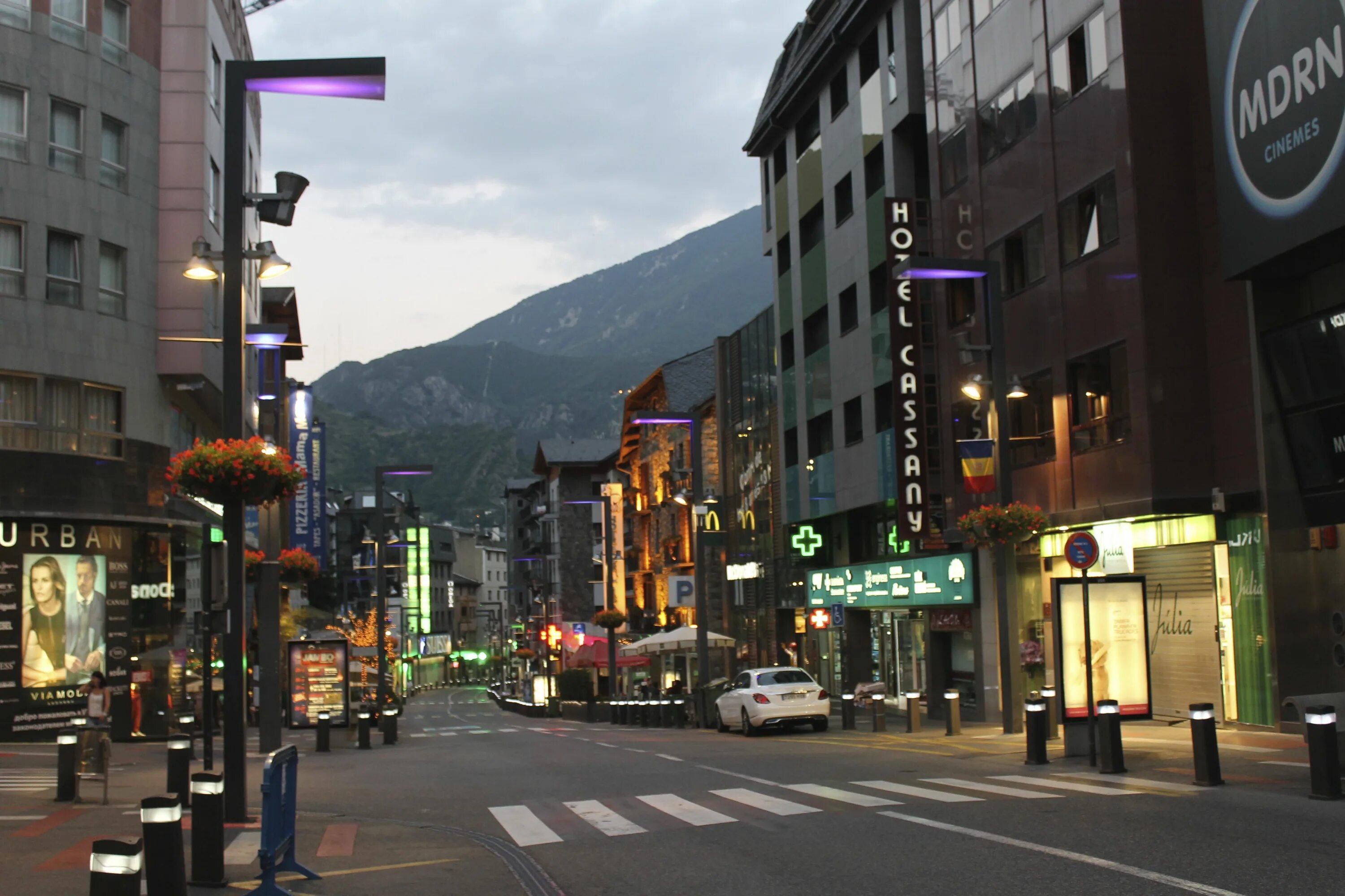 Андора. Улицы Andorra la Vella. Андорра ночью. Andorra la Vella view.