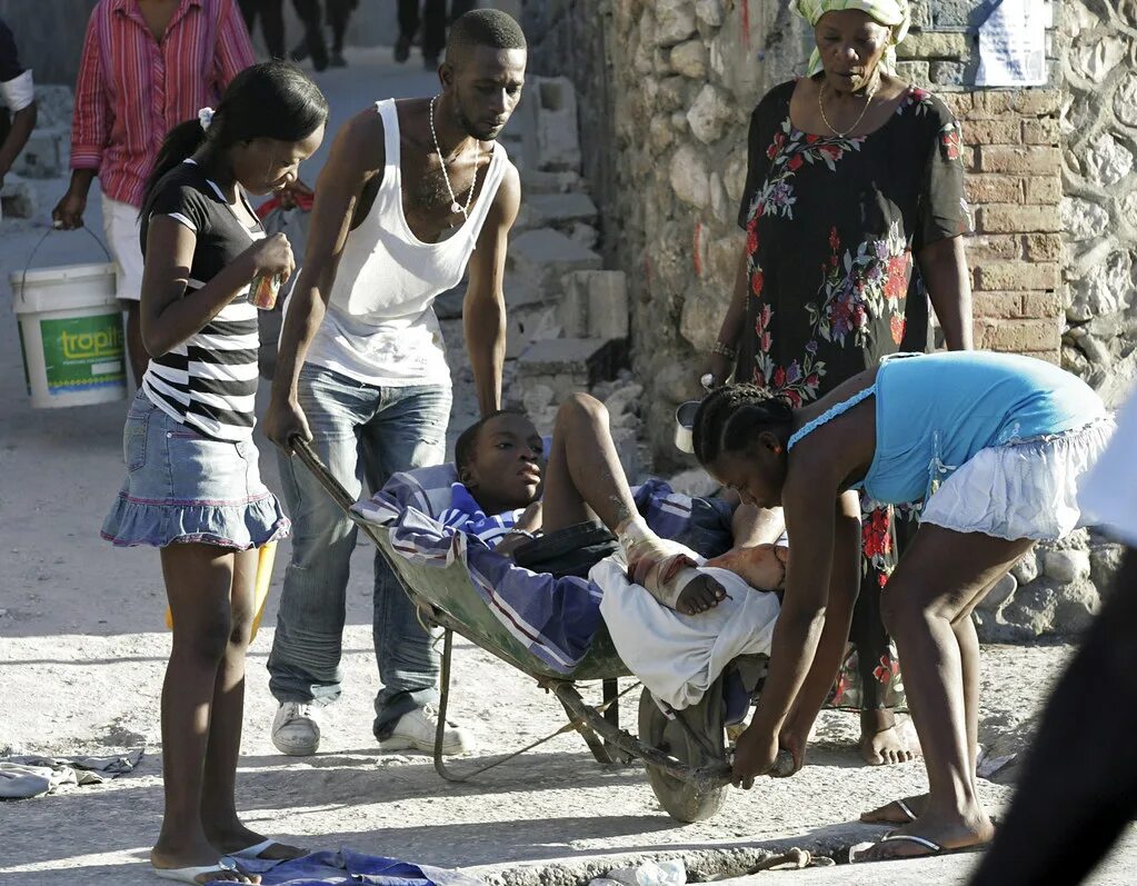 На гаити едят людей. Девушки Гаити бедность. Порт-о-Пренс Гаити девушки.
