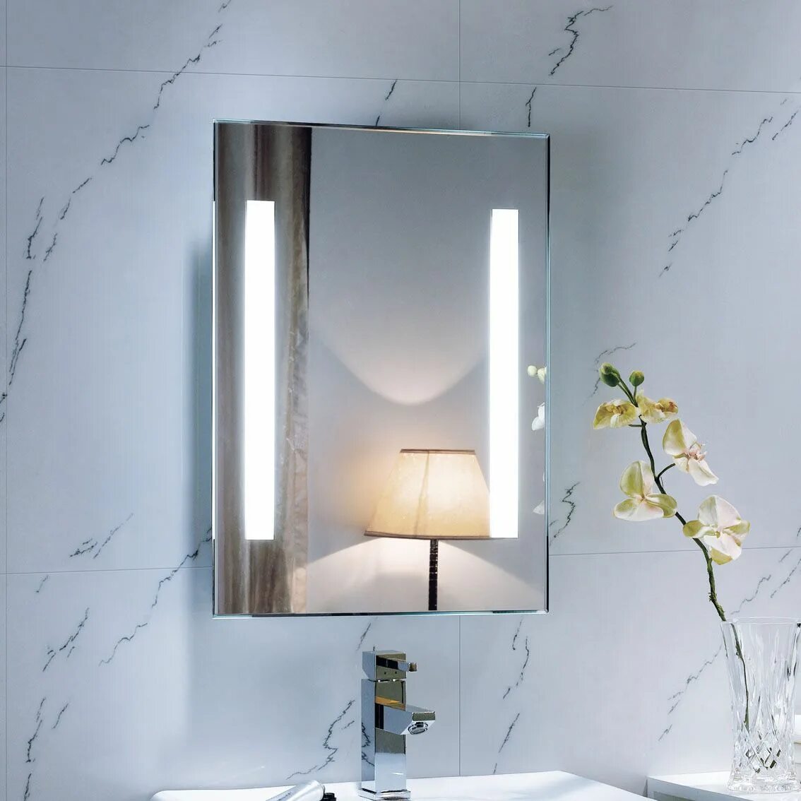 Подвесное зеркало для ванной. Оригинальные зеркала в ванную. Необычное зеркало в ванную. Зеркало с подсветкой маленькое. Необычное зеркало в ванной.