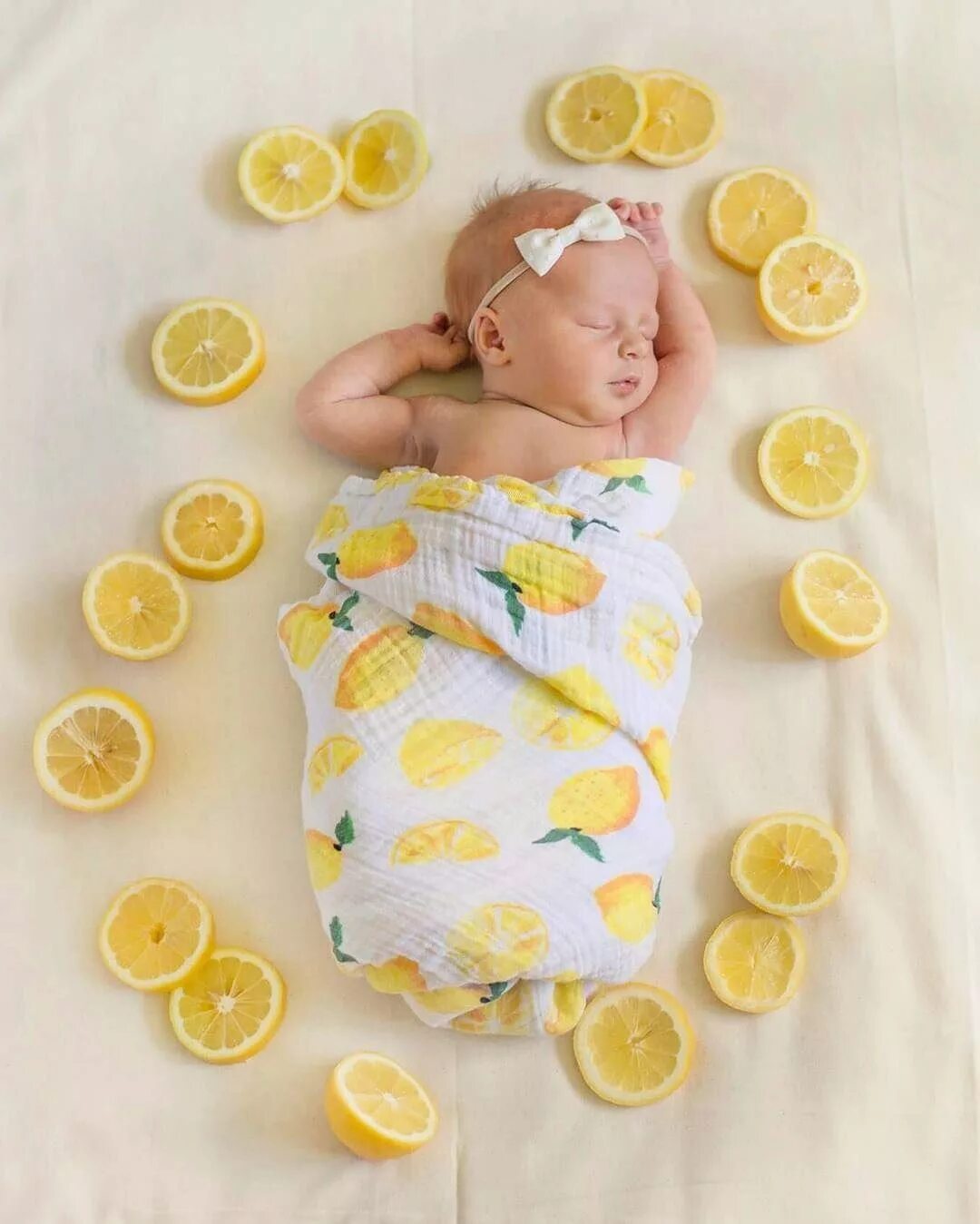 Идеи на 1 месяц девочке. Фотосессия новорожденных. фотоссесия для новорождённого по месяцам. фотосессия грудничков с фруктами. фотосессия по месяцам малыша.