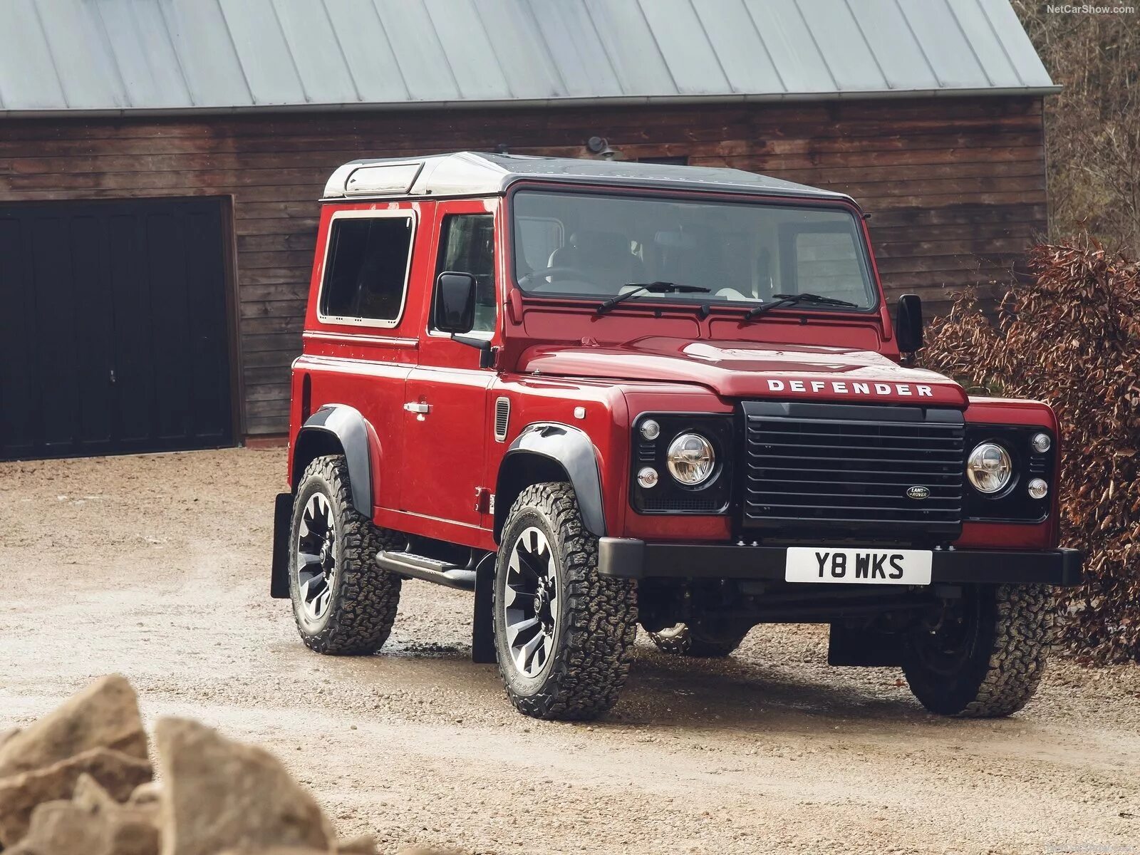 Defender g70. Лэнд Ровер Дефендер. Land Rover Defender works v8 70th Edition. Ленд Ровер Дефендер 70. Land Rover Defender красный.