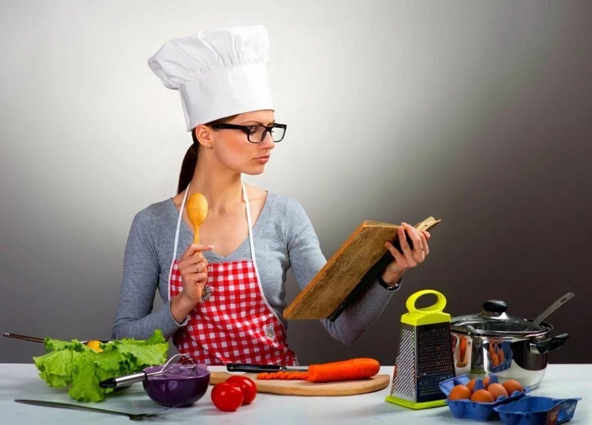 Девушка повар. Женщина на кухне. Готовка на кухне. Фотосессия на кухне. Кулинария значит