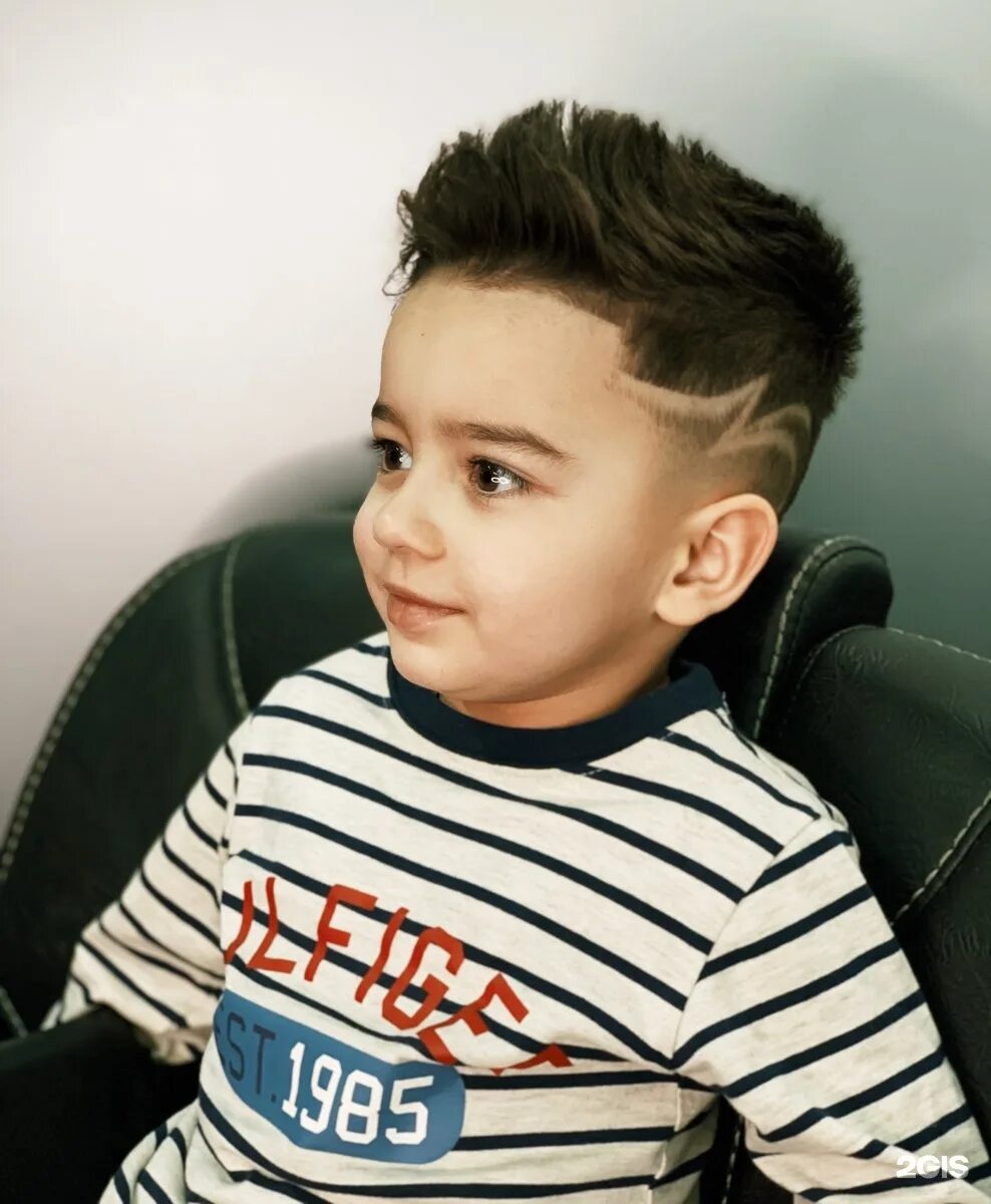 детские барбер стрижки. стильные стрижки для мальчиков 2021. модные стрижки для мальчиков 2021. стрижка мальчика 2023 фото. стильные прически для мальчиков.
