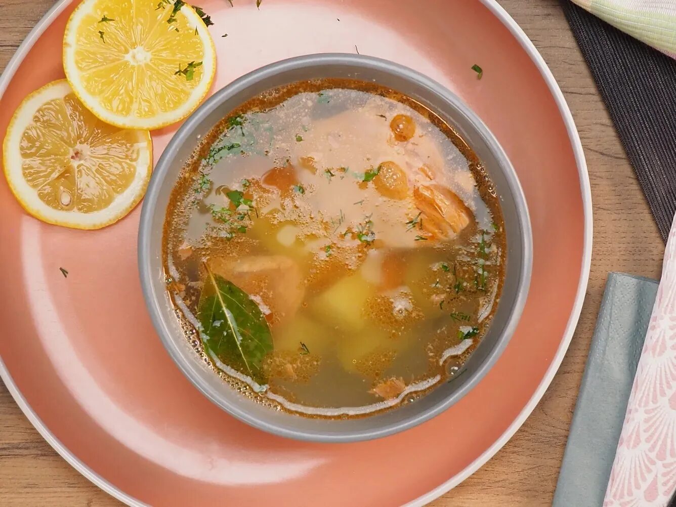 Как приготовить уху из головы форели. Уха из форели. уха с форелью. вкусная уха из форели. фото с форелью уха.