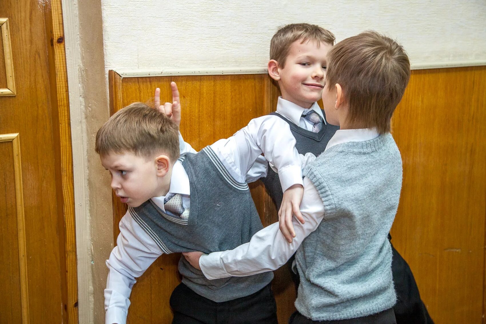 Ругается дерется что делать