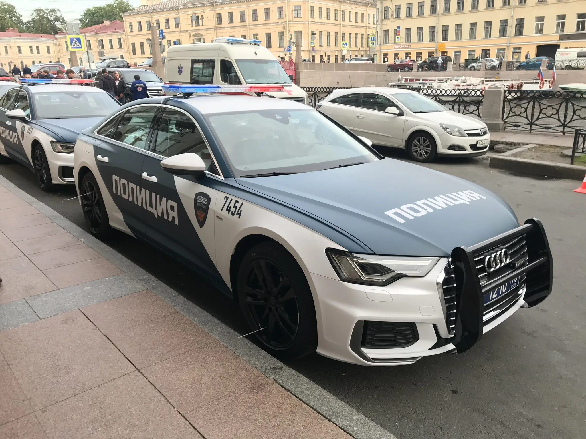 Audi a6 полиция. Полицейская Ауди а6. Audi r8 полиция Санкт-Петербурга. Audi a8 полиция. Дпс питера