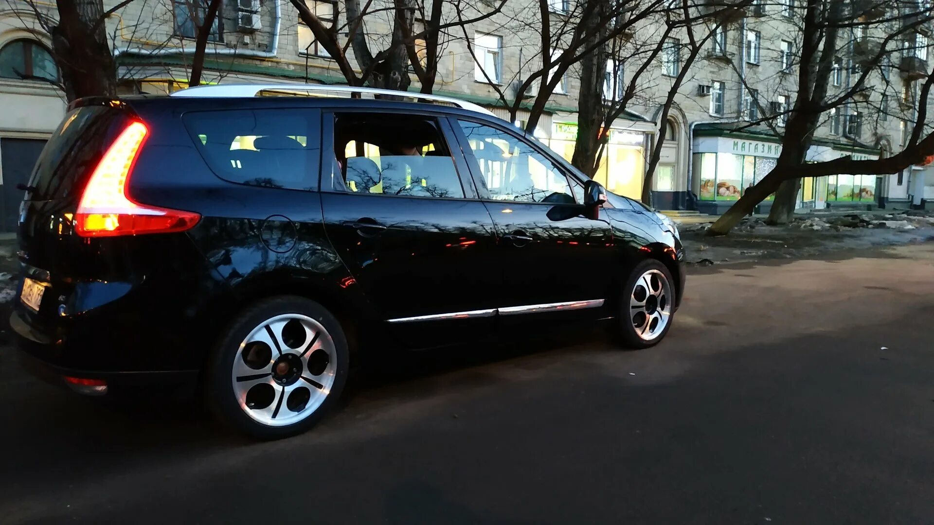 Литые диски на renault grand scenic iii r16. Диски сценик 3. Рено сценик 2 на 17 колесах. Диски сценик 3. Гранд сценик 3.