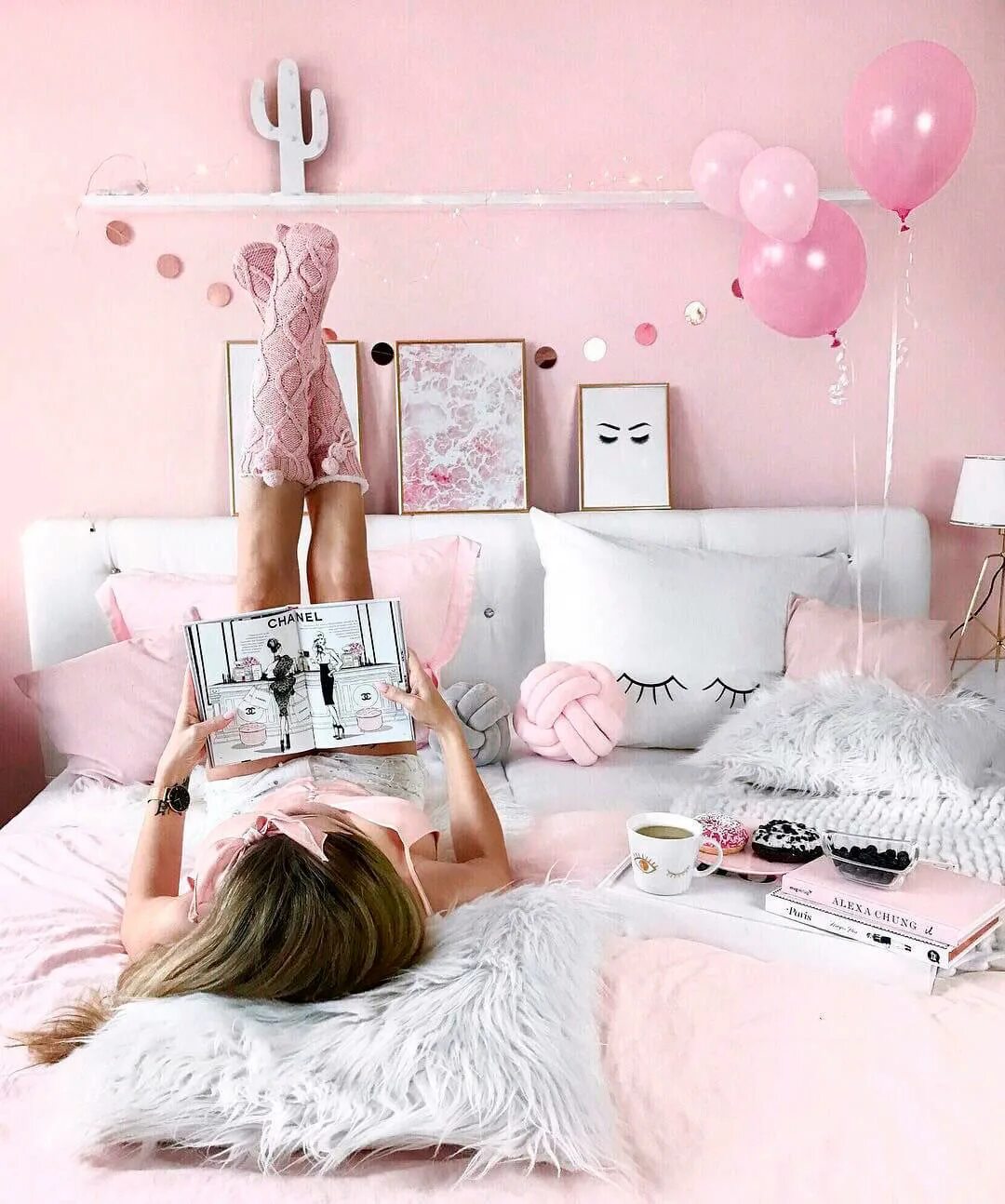 Комната для девушки. Красивая девчачья комната. Розовая комната для девочки. Розовая спальня.