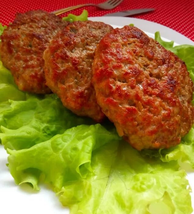 Рецепт котлет с томатной пастой. Томатные котлеты греческие. Гречаники в томатном соусе. Котлеты в томатном соусе. Котлеты в соусе.