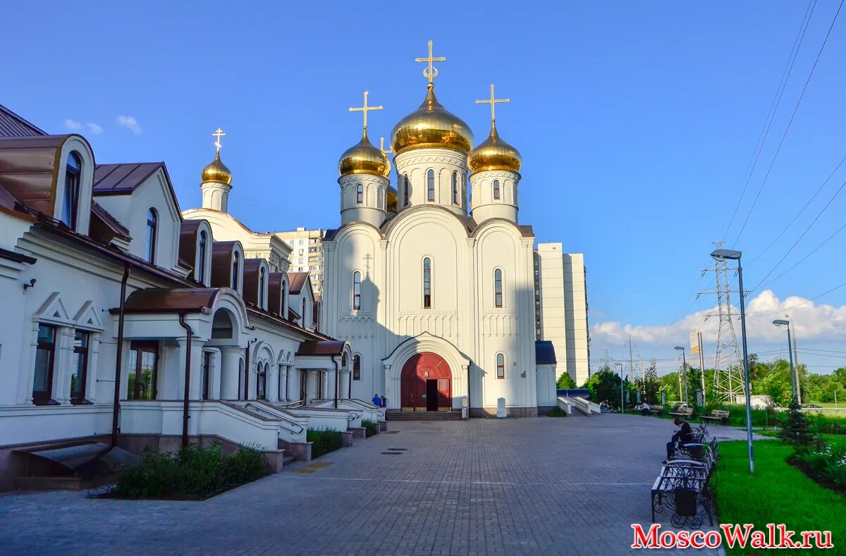 всемилостивый спас в митино. митинская 11 храм. церковь митино. храм святых равноапостольных константина и елены в митино вечером. храм спаса в митино.
