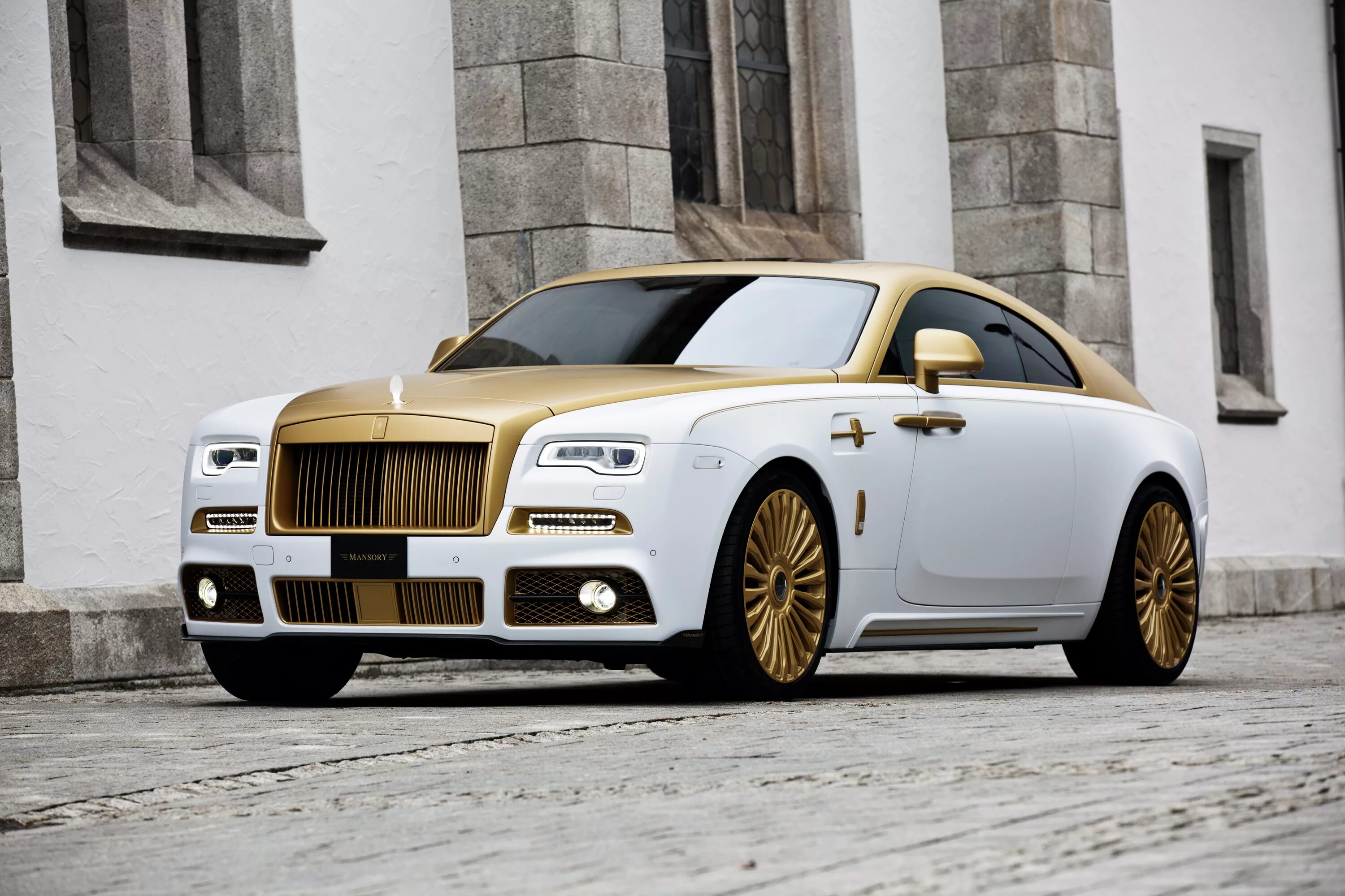 Белый роллс. Rolls Royce Wraith Mansory Palm Edition 999. Mansory Rolls Royce Wraith золотой. Роллс Ройс врайт мансори 2020. Rolls Royce Wraith 2022.