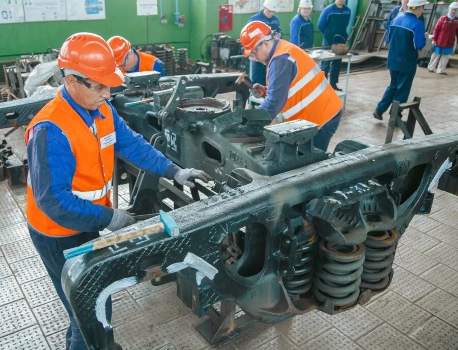 слесарь на заводе. работа слесарем по ремонту подвижного состава. слесарь дэпо электровоз. работа слесарем по ремонту подвижного состава. слесарь подвижного состава.