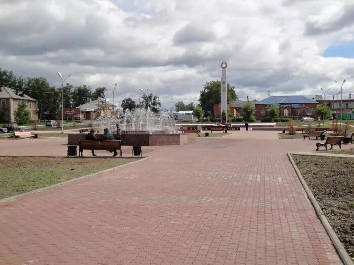 Площадь карпинска. Площадь карпинска. Карпинск свердловская область фото. Карпинск площадь славы. Вечный огонь в карпинске.