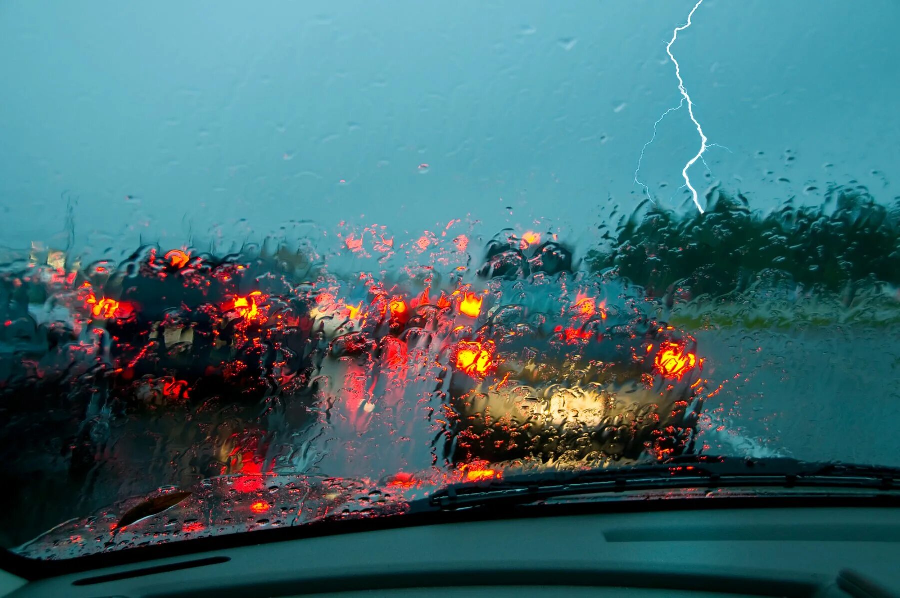 Авто в дождь. Вождение в дождь. Машина под дождем. Езда в ливень на автомобиле. Driver rain