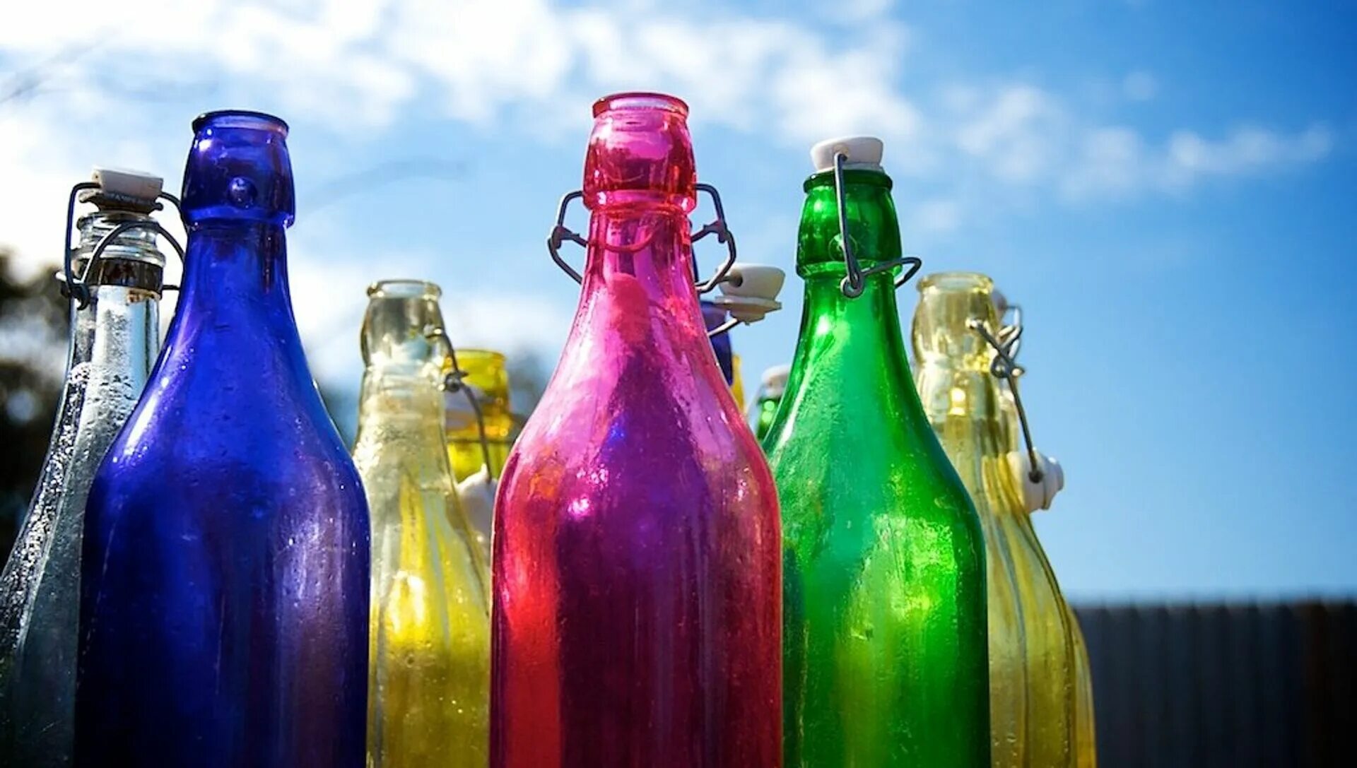 Цветные бутылочки. Цветные бутылки. Разноцветные стеклянные бутылки. Бутылочки красивые цветные.