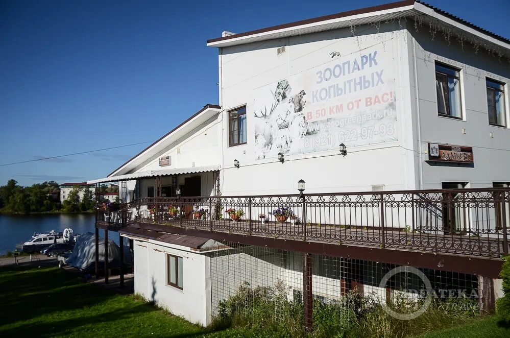 Поесть в сортавале. Ресторан Сердоболь Сортавала. Ресторан Ламберг Сортавала. Кафе терраса Сортавала. Ресторан причал Сортавала.