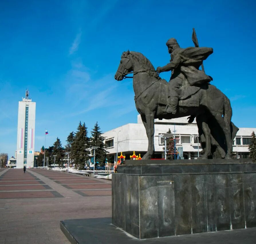 Чем известен ульяновск. Примечательности в Ульяновске. Памятники Ульяновска. Ульяновск достопримечательности. Памятник г Ульяновск.