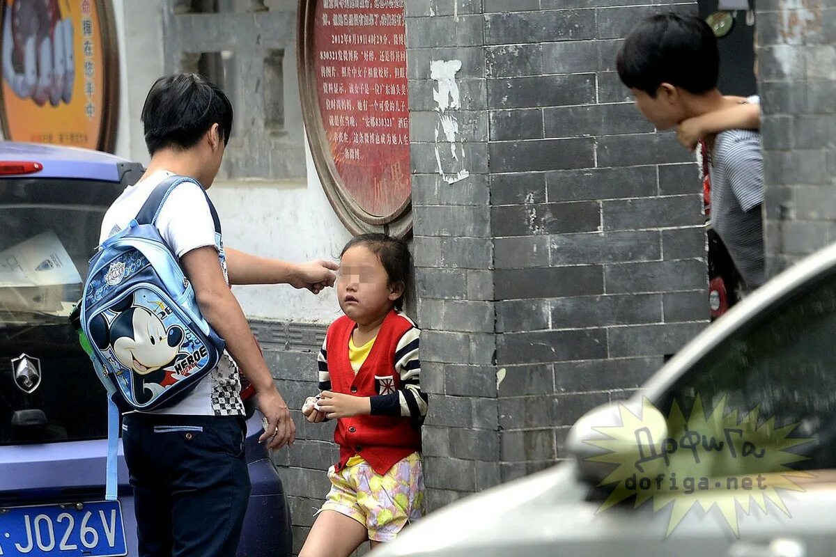 Китайский шок. Китайские младенцы на улицах. Китайские дети на улице. Китайские малыши на улице. Китайское воспитание детей.