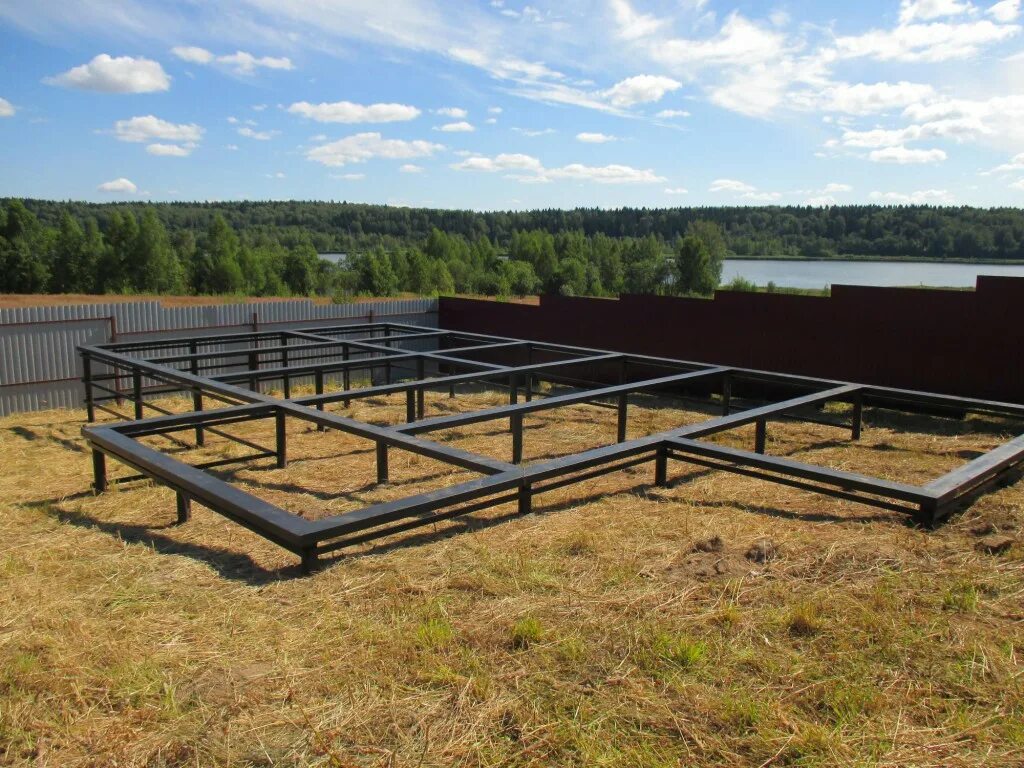 Фундамент на сваях. Фундамент на винтовых сваях. Винтовой фундамент. Фундамент сваевинтовой. Винтовой фундамент.