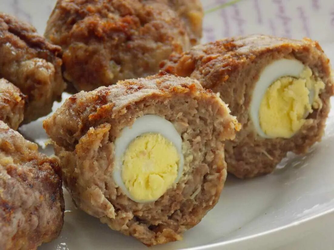 Зразы мясные с яйцом. Как называется блюдо из фарша. Блюда из фарша названия. Блюда из фарша. Зразы с яйцом и луком.