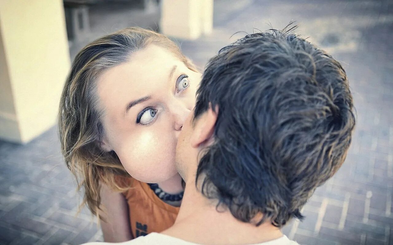 Смешной поцелуй. Необычный поцелуй. Люди целуются. Огромный поцелуй. Почему мужчина не целуется в губы