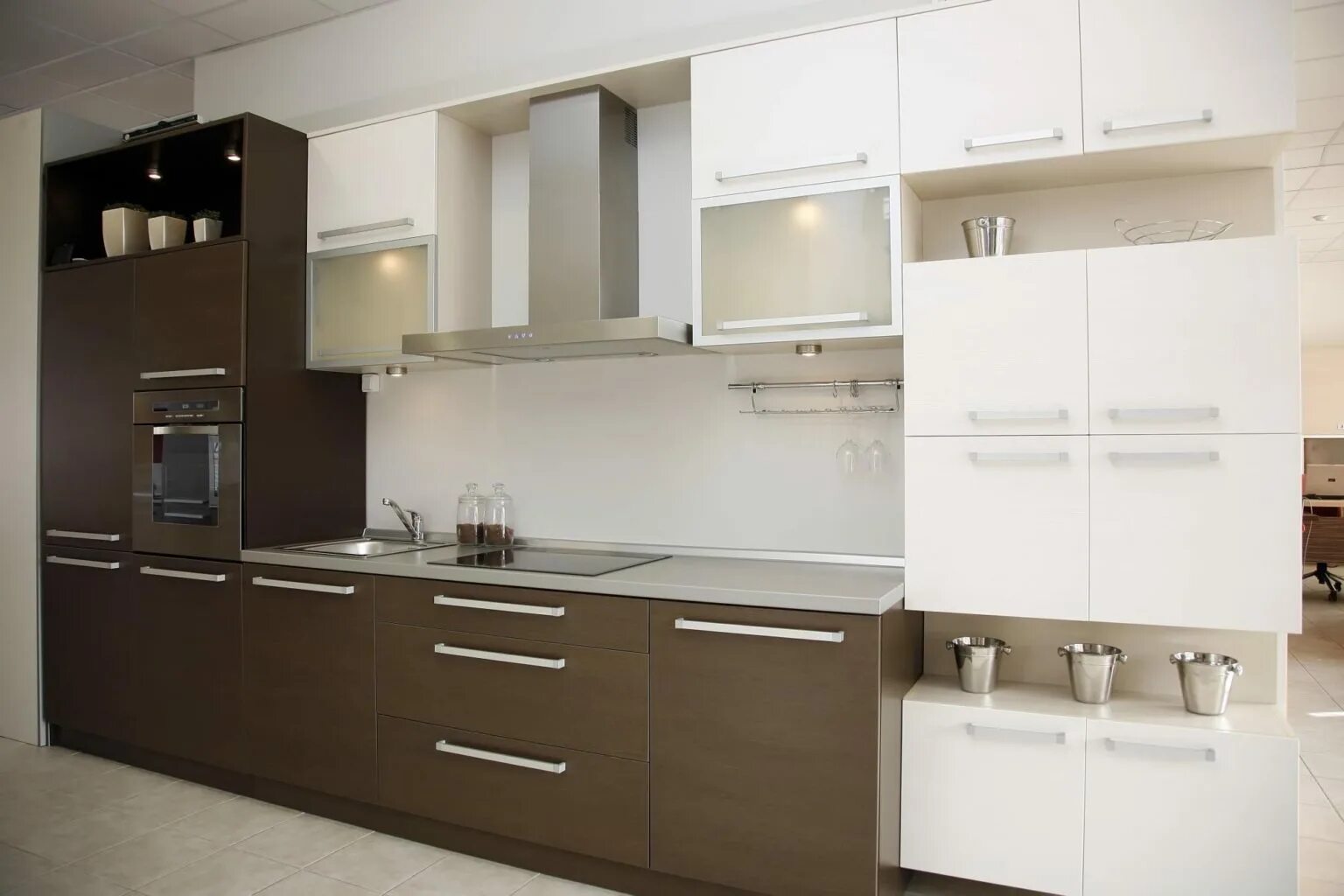 Прямая кухня с пеналом. Современные кухонные гарнитуры прямые. Кухонный гарнитур. Кухня кимберли трия. Кухня мдф 2м соната.