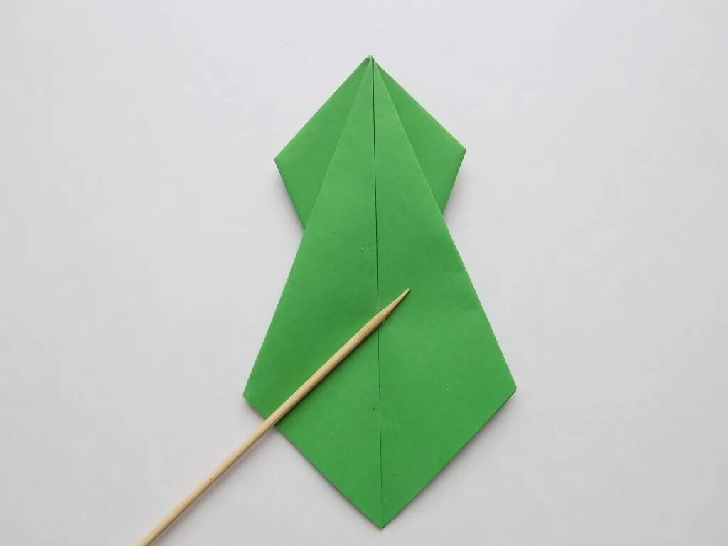 Оригами лягушка из бумаги 2 класс математика. Оригами лягушка. Лягушка на палочке из бумаги. Оригами лягушка из бумаги. Оригами лягушка схема.