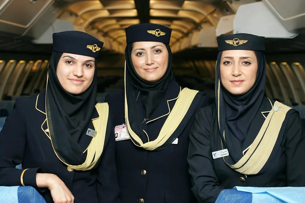 Стюардессы арабских. Стюардессы iran air. mahan air стюардессы. royal brunei airlines стюардессы. emirates airlines форма стюардесс.